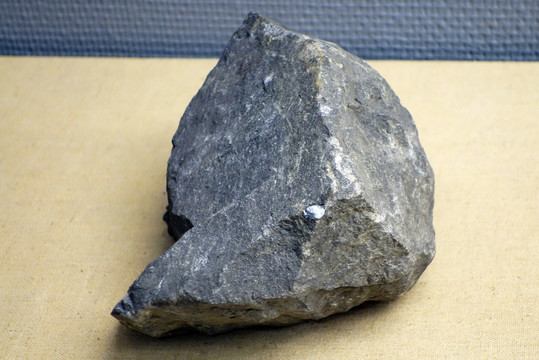 块状铌稀土铁矿石