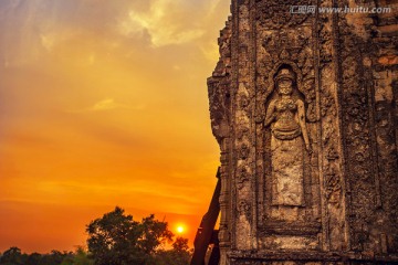 柬埔寨比粒寺变身塔日落石雕