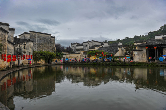 小雨中的月召