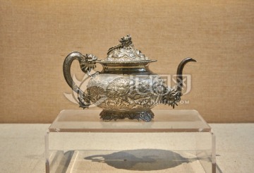 清末银錾刻浮雕人物龙纹茶壶