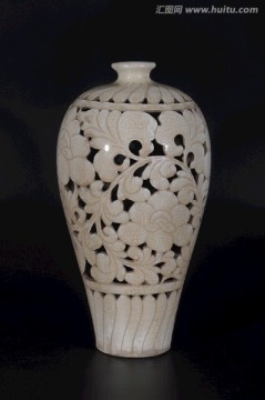 宋白瓷 刻花镂空白瓷梅瓶