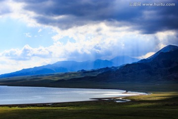新疆 伊犁 赛里木湖 草原 云