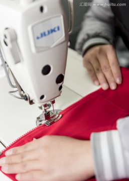 电子缝纫机在缝制衣服拉链