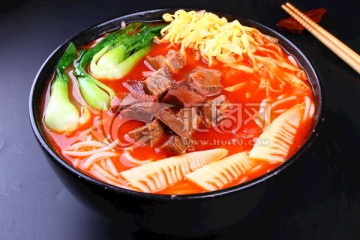 红汤牛肉面