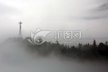 雾中的信号塔