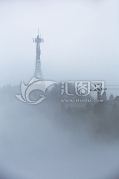 雾中的信号塔