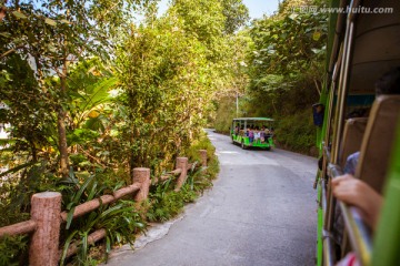 乘电瓶车登山游玩