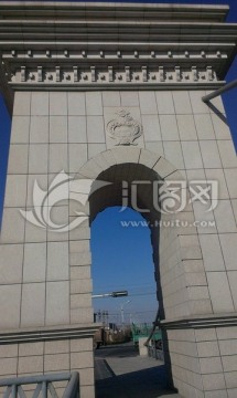 蓝色天空下的塔桥