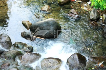 溪流河水