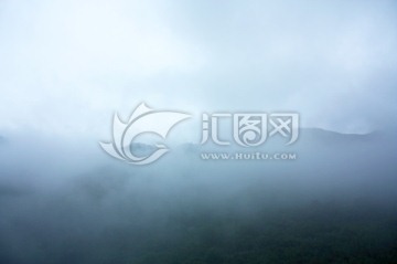 高山浓雾山顶白云
