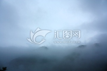 高山浓雾山顶白云
