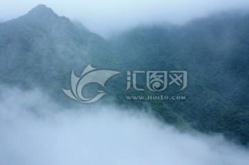 高山浓雾山顶白云