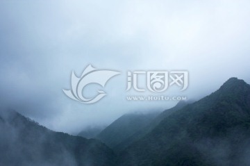 高山浓雾山顶白云