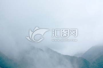 高山浓雾山顶白云