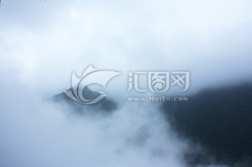山顶浓雾白云