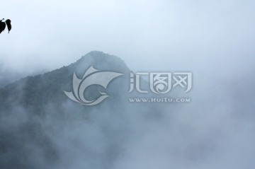山顶浓雾白云