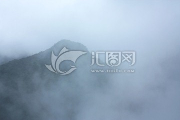 山顶浓雾白云