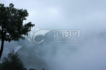 山顶浓雾白云