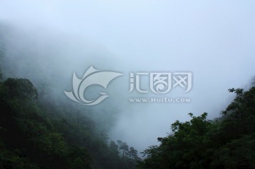 山顶浓雾白云