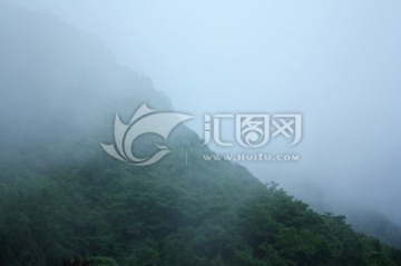 山顶浓雾白云