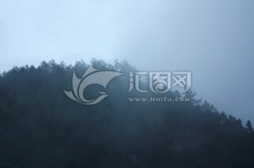 高山浓雾山顶白云