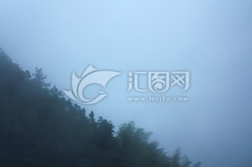 高山浓雾山顶白云