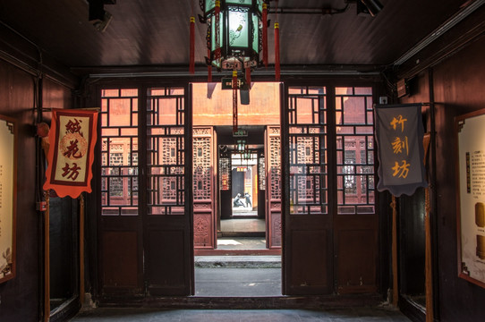 中式古建筑木雕门窗
