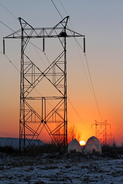夕阳下的高压电塔施工