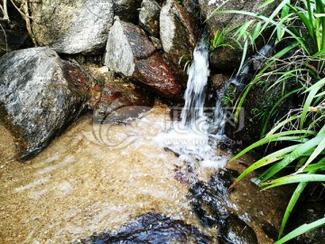 天然清澈大自然泉水
