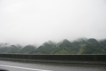 雨后山雾