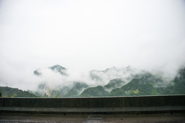 山边云雾