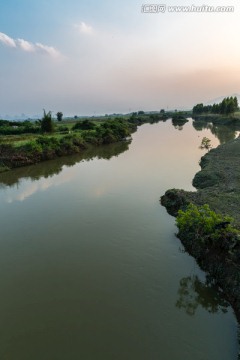 夕阳下的乡间河流