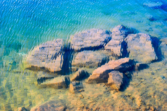 湖底礁石
