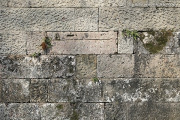 斑驳石砌墙面