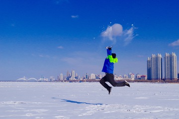 冬季雪地里跳跃的男人