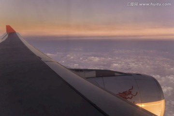 飞机上迎日出