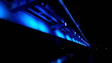 桥底灯光