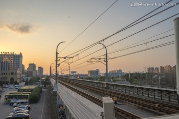 夕阳下的地铁线