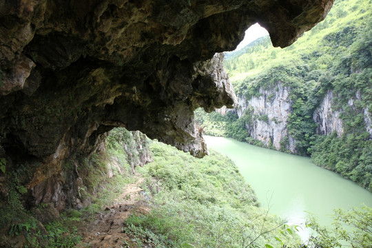 峡谷溶洞
