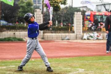 打棒球的男孩