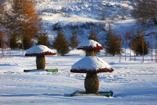 雪地中的蘑菇雕塑