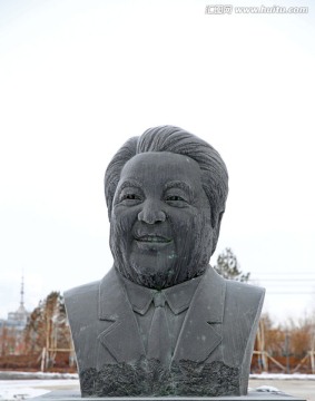 那日松塑像