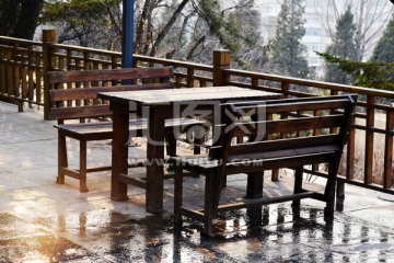 公园里的木质桌椅