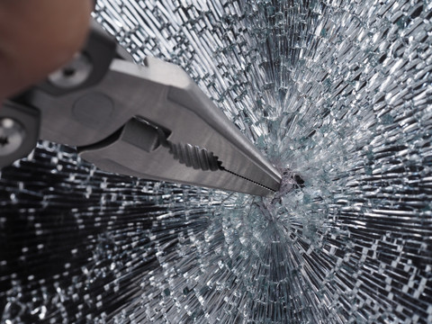 多功能钳子敲碎车窗钢化玻璃