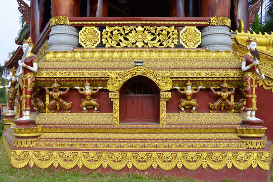 景洪总佛寺钟楼局部 护卫女神像