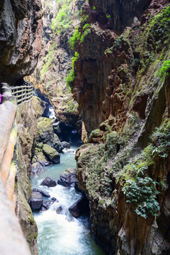 峡谷 峭壁 溶洞