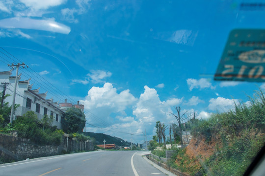 汽车公路蓝天