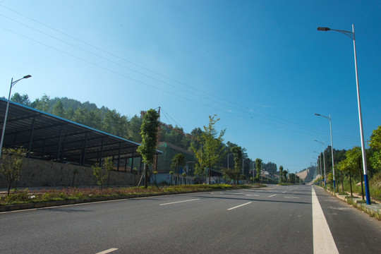 柏油公路蓝天