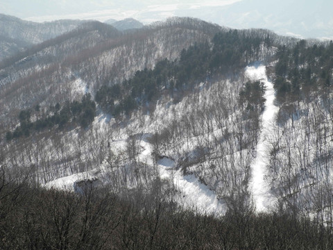 被雪掩埋的山路