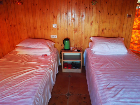 蒙古包客房的床